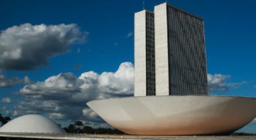A cúpula menor, voltada para baixo, abriga o Plenário do Senado Federal. A cúpula maior, voltada para cima, abriga o Plenário da Câmara dos Deputados. Foto: © Marcello Casal Jr/Agência Brasil.