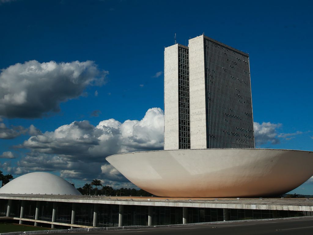 A cúpula menor, voltada para baixo, abriga o Plenário do Senado Federal. A cúpula maior, voltada para cima, abriga o Plenário da Câmara dos Deputados. Foto: © Marcello Casal Jr/Agência Brasil.