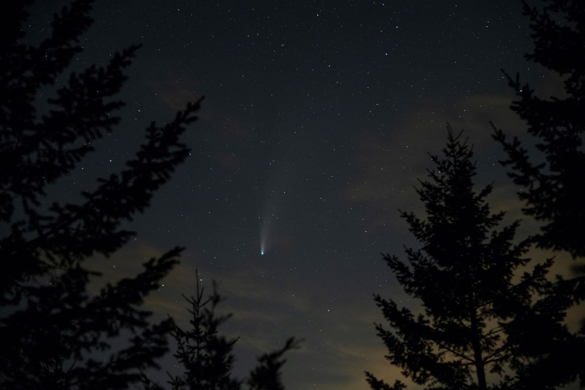 O cometa Neowise é visto atravessando o espaço a partir do Monumento Nacional Cascade-Siskiyou, no sudoeste do Oregon, em 21 de julho de 2020. Foto BLM: Kyle Sullivan/via Fotos Públicas.