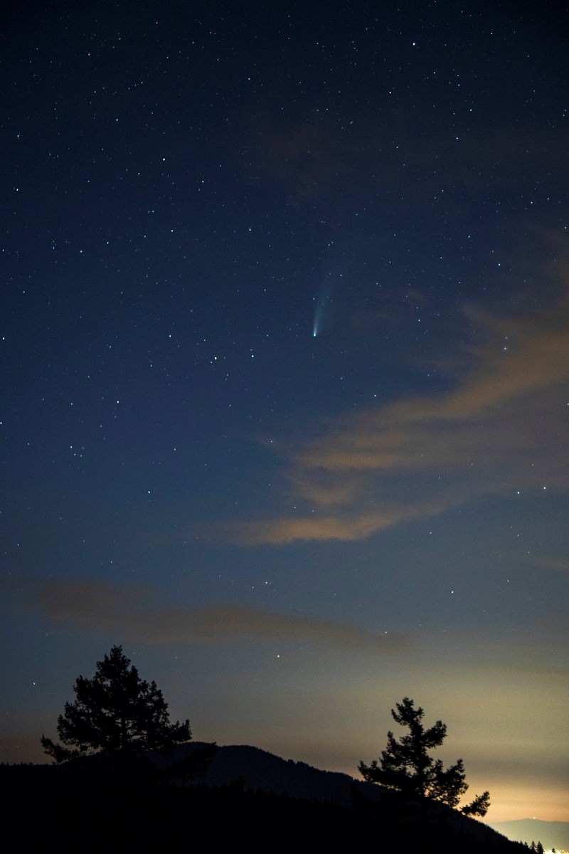 O cometa Neowise é visto atravessando o espaço a partir do Monumento Nacional Cascade-Siskiyou, no sudoeste do Oregon, em 21 de julho de 2020. Foto BLM: Kyle Sullivan/via Fotos Públicas.
