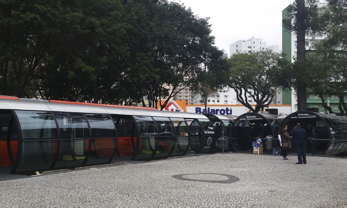 Estações Tubo na Praça Rui Barbosa, em Curitiba. Foto: © Paulo Victor Chagas/Agência Brasil.