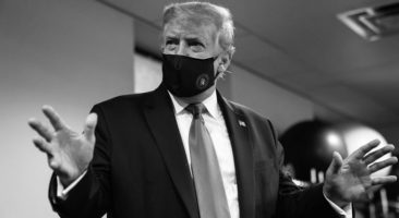 Presidente norte-americano Donald Trump usando máscara. Foto: RS/via Fotos Públicas.