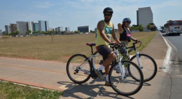 Na esplanada dos ministérios, pessoas utilizam suas bicicletas no dia de comemoração ao Dia Mundial Sem Carro. Foto: © José Cruz/Agência Brasil.
