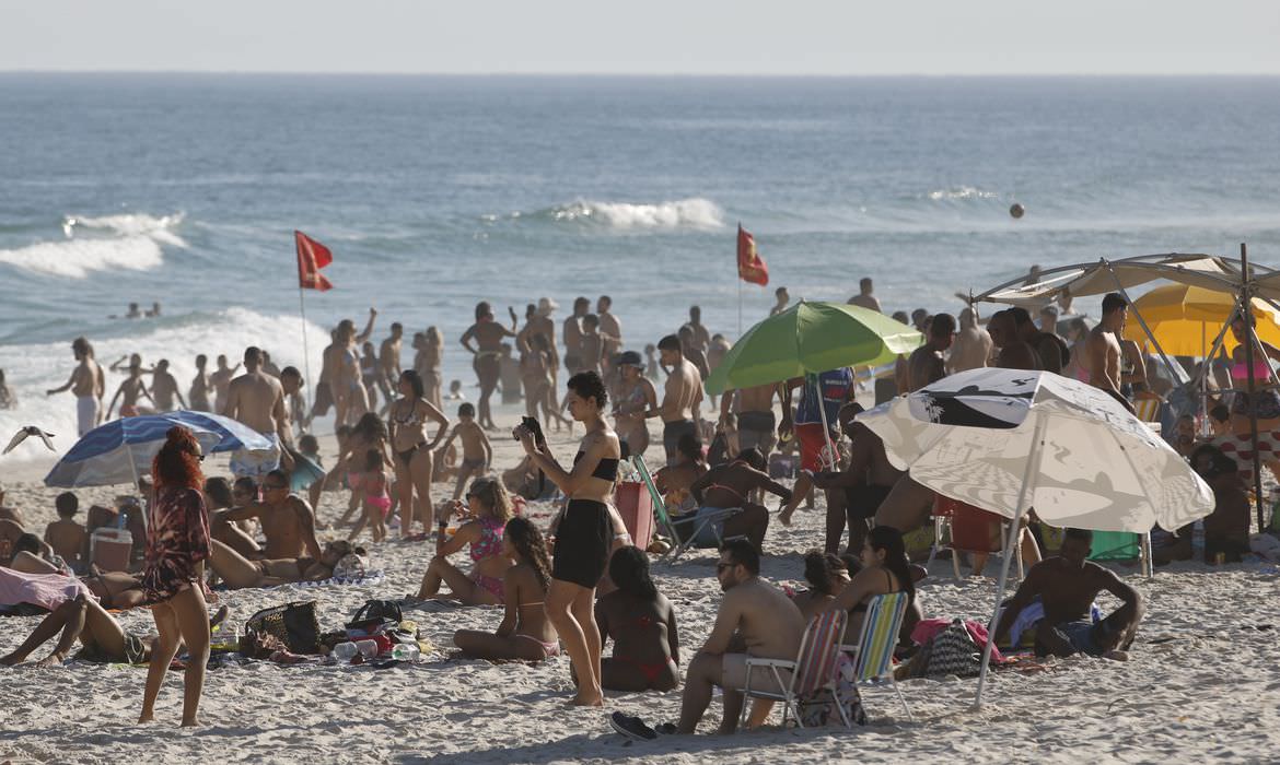 Rio de Janeiro - Com calor e temperaturas acima de 30º neste domingo ensolarado no Rio de Janeiro, máxima prevista de 36º, banhistas enchem a praia da Barra da Tijuca. Foto: © Fernando Frazão/Agência Brasil.
