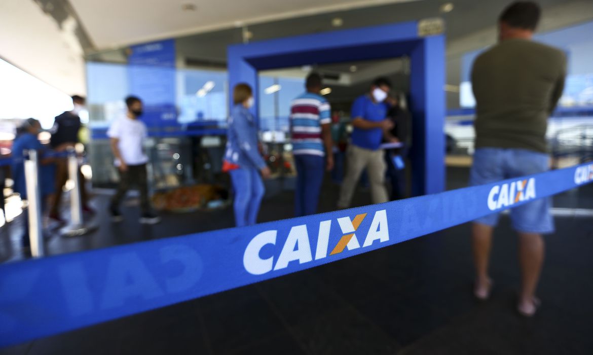 Fila para entrada em agência da Caixa, em Brasília. Foto: © Marcelo Camargo/Agência Brasil.