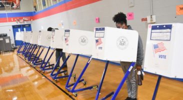 EUA – Votação na escola PS 375 Jackie Robinson no Brooklyn. Foto: Michael Appleton / Mayoral Photography Office/via Fotos Públicas.