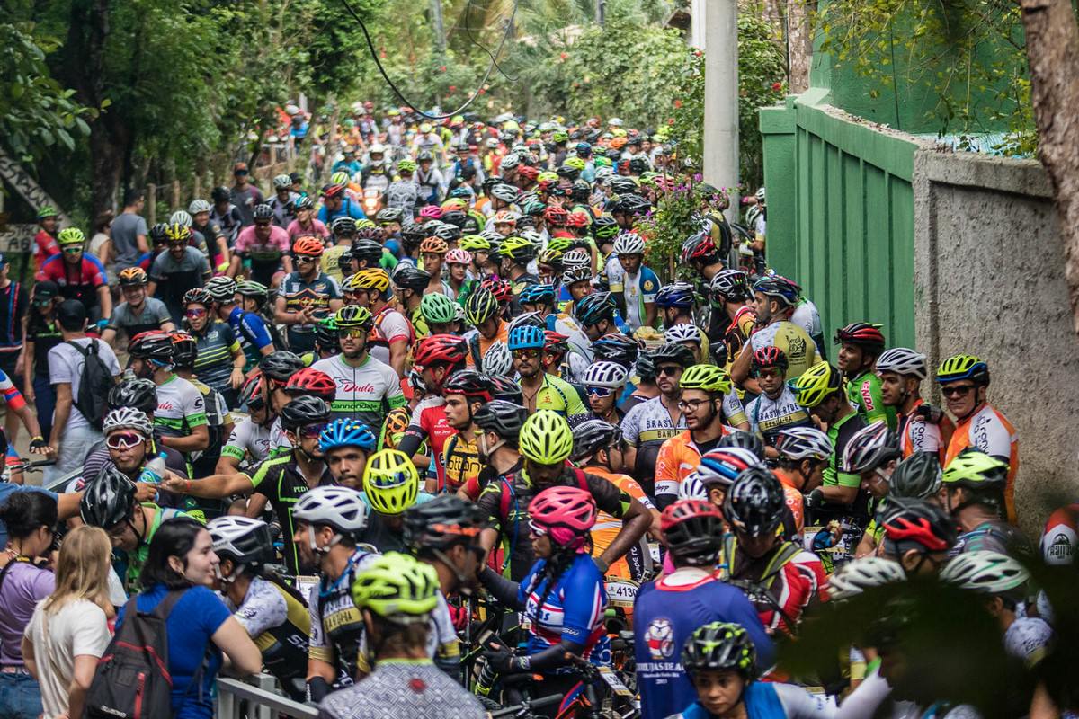 Ciclistas aguardam largada. Foto: Wladimir Togumi / Brasil Ride.