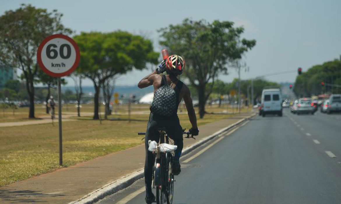 Na esplanada dos ministérios, pessoas utilizam suas bicicletas no dia de comemoração ao Dia Mundial Sem Carro. Foto: © Marcello Casal Jr./Agência Brasil.