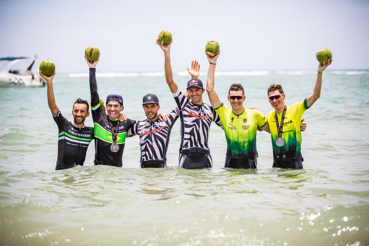 Vencedores comemoram no mar. Foto: Fabio Piva / Brasil Ride.