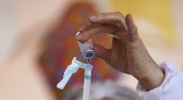 O Distrito Federal começou a vacinar pessoas com 49 anos a partir de hoje. A vacinação contra a Covid-19 começou no dia 19 de janeiro e o DF já recebeu 1.455.070 doses de imunizantes. Foto: © Fabio Rodrigues Pozzebom/Agência Brasil.