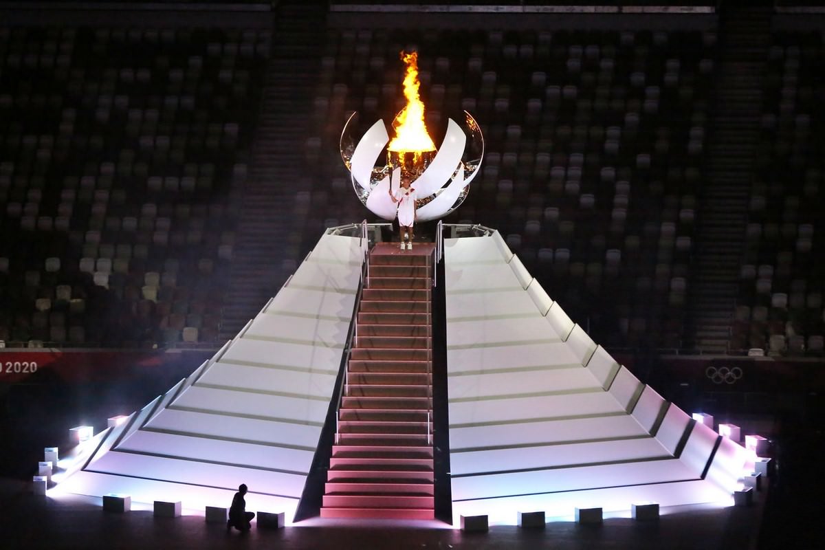 Cerimônia de Abertura dos Jogos Olímpicos de Tóquio. Tenista Naomi Osaka acende a Pira Olímpica. Local: Estádio Olímpico de Tóquio. Data: 23/07/2021. Foto: Breno Barros / rededoesporte.gov.br / via Fotos Públicas.