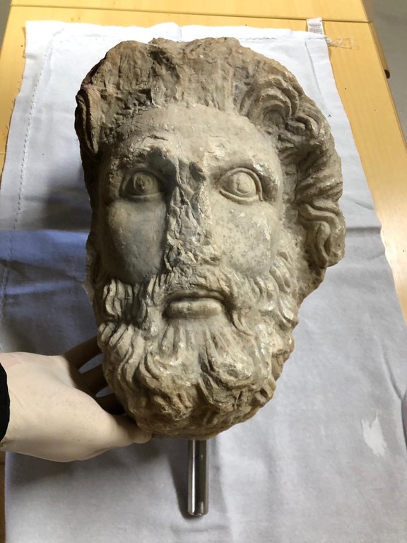 Escultura de mármore de uma cabeça humana, representando Eusculápio (Head of Asclepius), deus grego da cura, do período de 400 a.C.. Foto: © Divulgação / Polícia Federal.