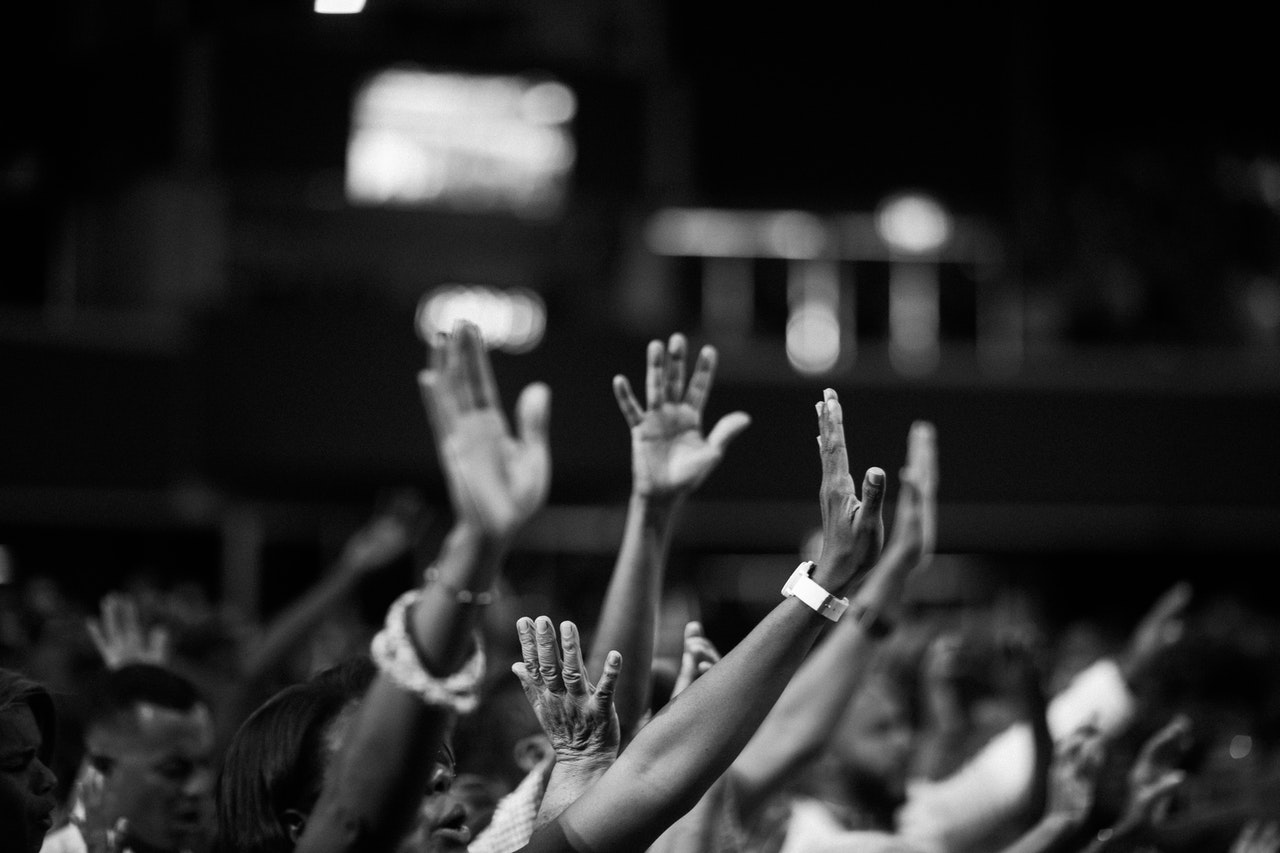 Imagem meramente ilustrativa de pessoas levantando as mãos. Foto: Luis Quintero no Pexels.