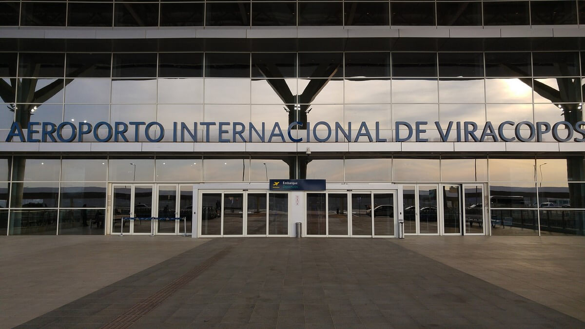 Entrada do Aeroporto Internacional de Viracopos. Foto: Gabriel Resende Veiga, CC BY-SA 4.0, via Wikimedia Commons.