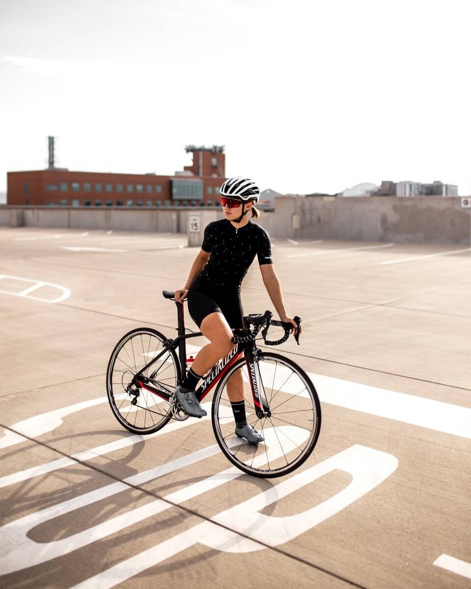 Imagem meramente ilustrativa de mulher praticando atividade física - ciclismo. Foto: Wai Yan (Matthew) Han no Pexels.
