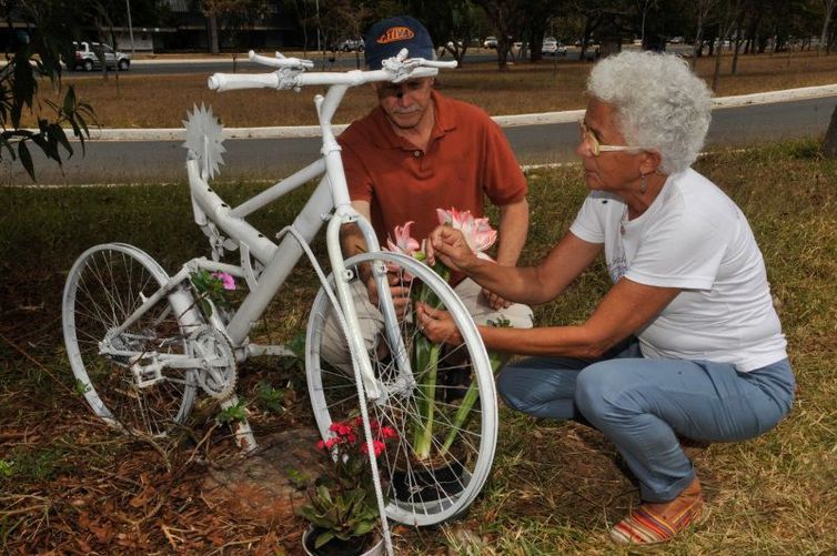 Persio e Beth Davison, junto à bicicleta que lembra o filho Pedro, no local do acidente. Foto: Marcello Júnior / Agência Brasil.