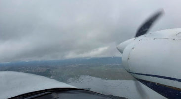 Imagem da aeronave no processo de semeadura de nuvens, realizado de dezembro a maio. Foto: Sanepar.