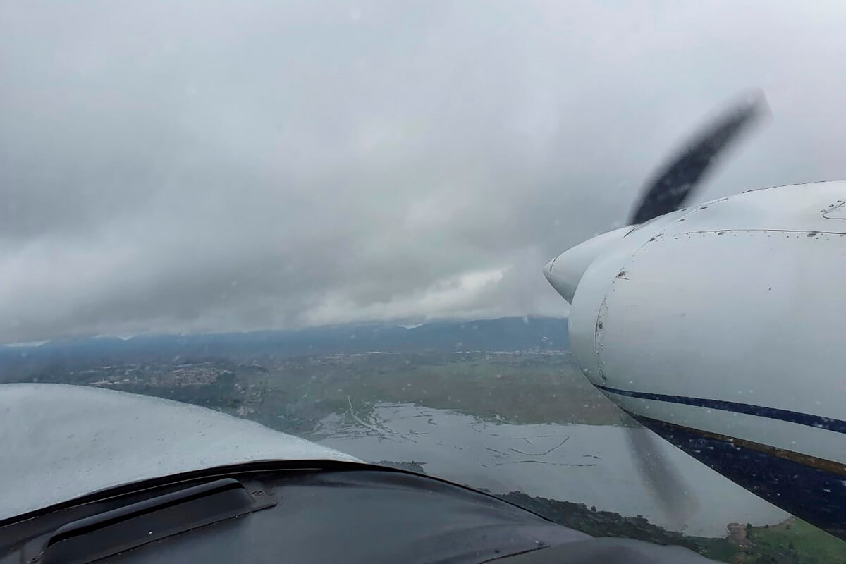 Imagem da aeronave no processo de semeadura de nuvens, realizado de dezembro a maio. Foto: Sanepar.