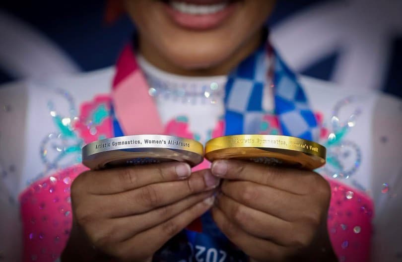Tóquio 2020 – Rebeca Andrade com suas medalhas. Foto: Ricardo Bufolin / CBG / via Fotos Públicas.