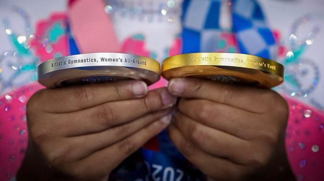 Tóquio 2020 – Rebeca Andrade com suas medalhas. Foto: Ricardo Bufolin / CBG / via Fotos Públicas.