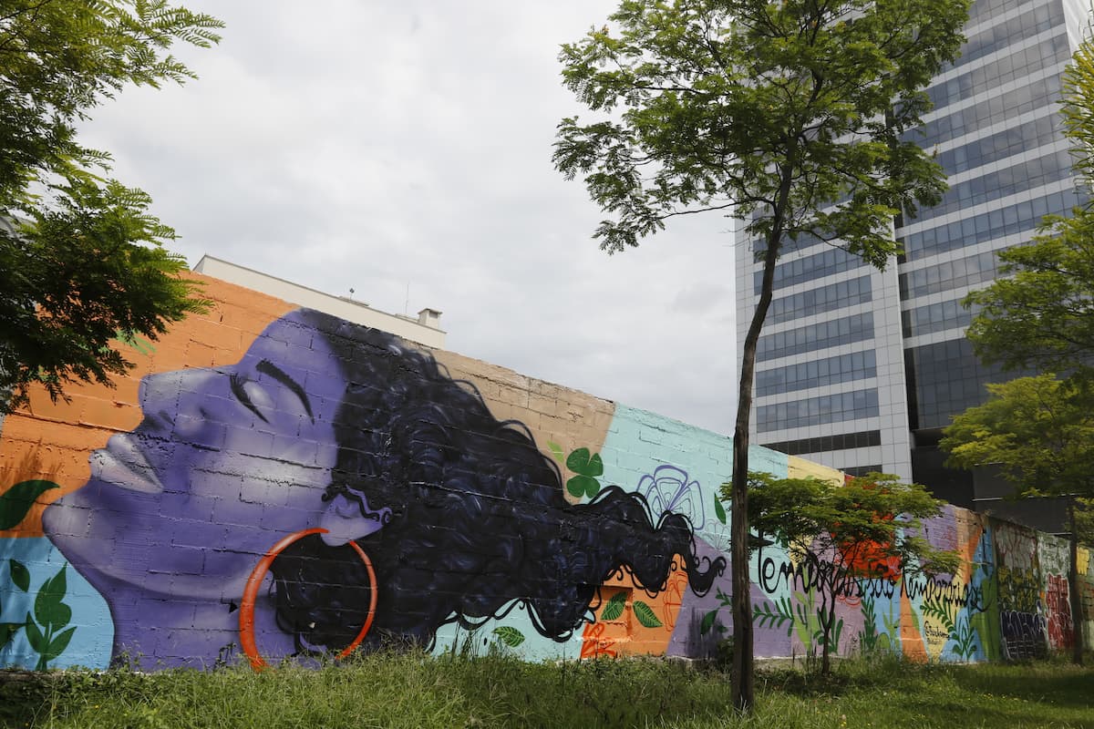 Distrito de Arte do Porto, na Zona Portuária do Rio de Janeiro, apresenta murais de graffiti ao longo do Passeio Ernesto Nazareth, formando uma galeria de arte urbana a céu aberto - Fernando Frazão/Agência Brasil.