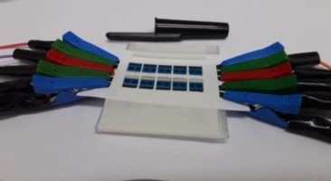 Dispositivo portátil desenvolvido na UFSCar tem a mesma precisão do exame de RT-PCR, considerado padrão-ouro para diagnóstico da COVID-19, e permite analisar até 20 amostras simultaneamente. Foto: UFSCar / divulgação.