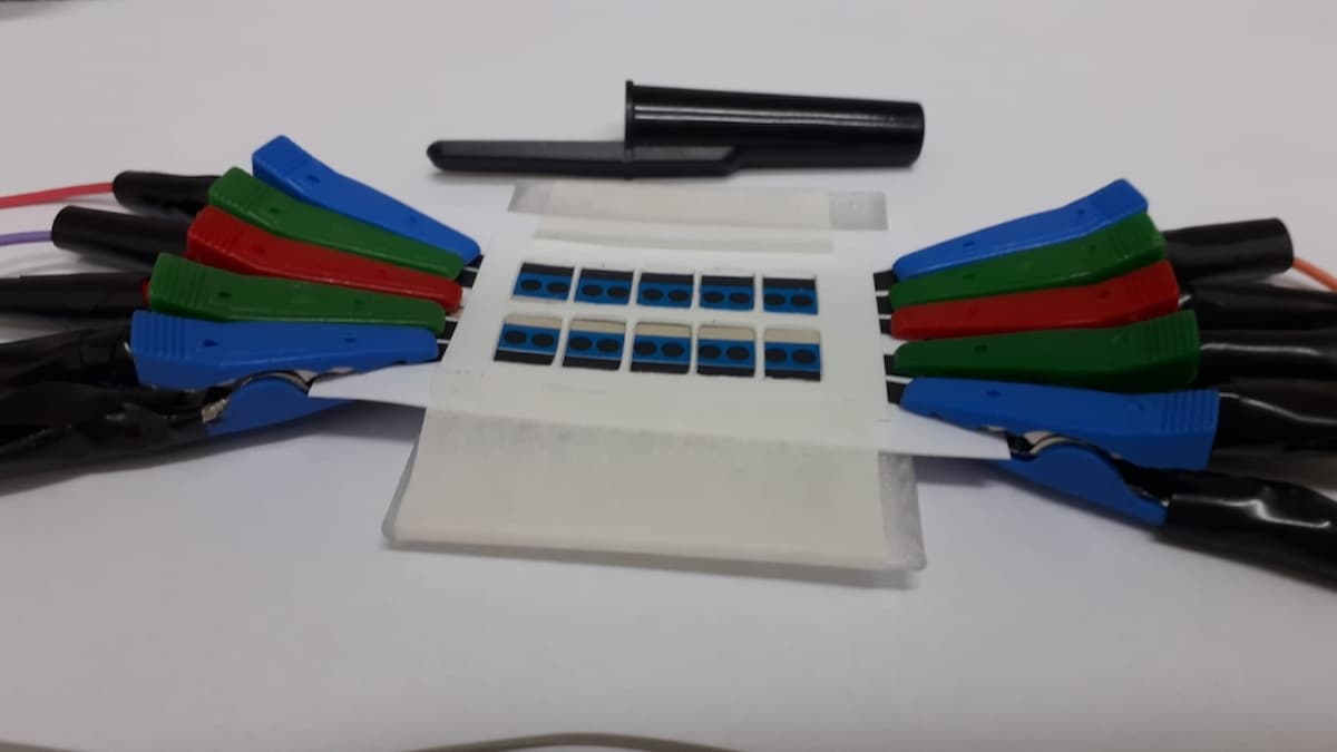 Dispositivo portátil desenvolvido na UFSCar tem a mesma precisão do exame de RT-PCR, considerado padrão-ouro para diagnóstico da COVID-19, e permite analisar até 20 amostras simultaneamente. Foto: UFSCar / divulgação.