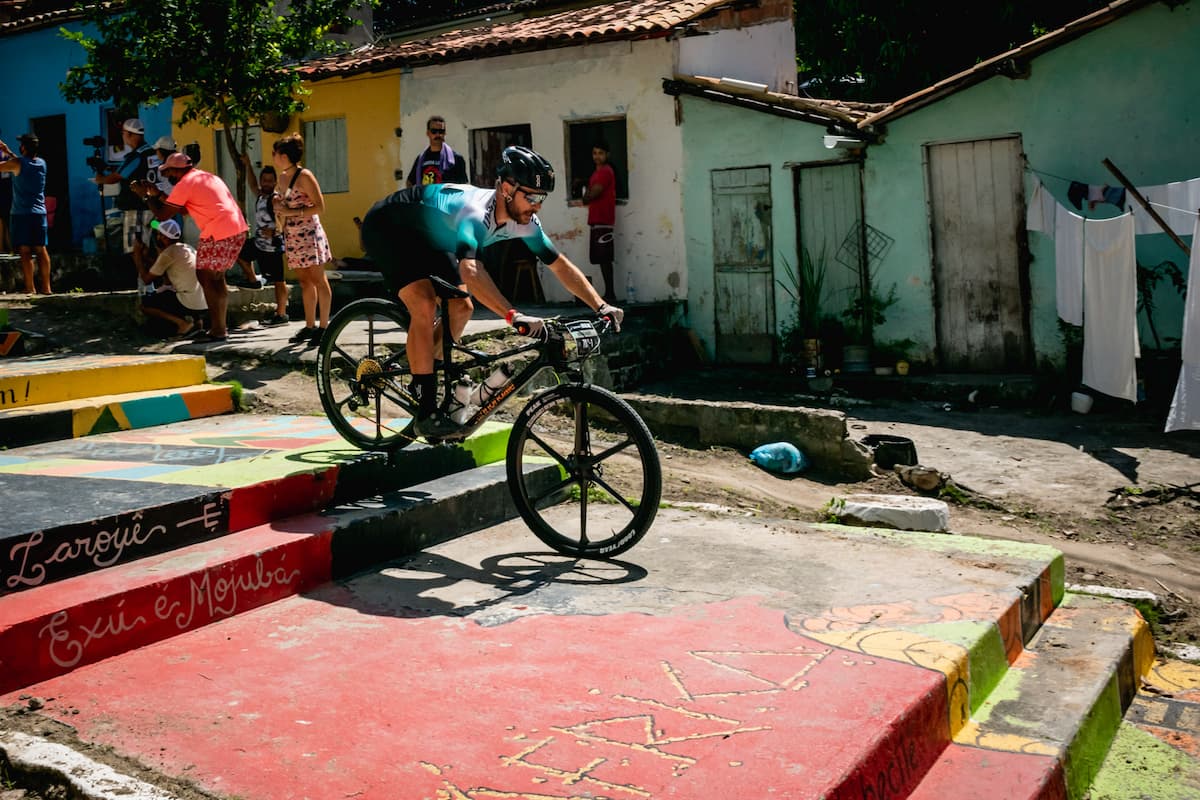 Hilbert desce a tradicional escadaria de Arraial. Foto: Marcelo Maragni / Brasil Ride.