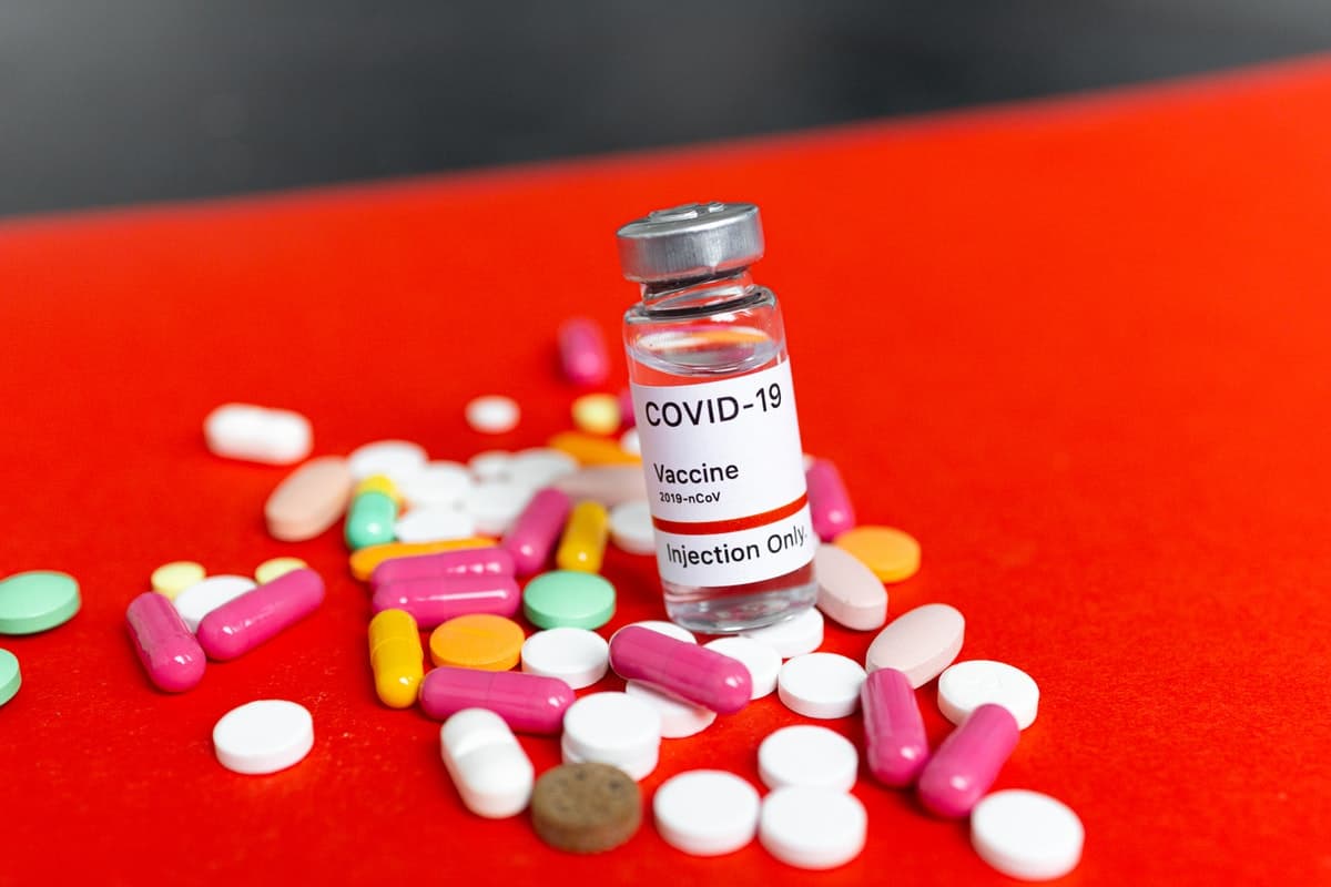 Imagem meramente ilustrativa de medicamentos e vacina para covid-19. Foto: Maksim Goncharenok no Pexels.