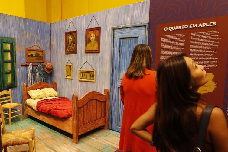 A exposição imersiva Van Gogh e seus Contemporâneos traz aos visitantes experiência digital com projeções em 360° e trilha sonora de obras do holandês e de outros pintores na Casa França-Brasil. Foto: © Fernando Frazão / Agência Brasil.