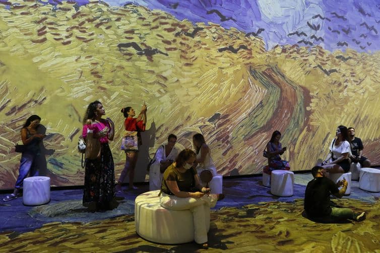 A exposição imersiva Van Gogh e seus Contemporâneos traz aos visitantes experiência digital com projeções em 360° e trilha sonora de obras do holandês e de outros pintores na Casa França-Brasil. Foto: © Fernando Frazão / Agência Brasil.