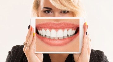 Descubra 5 métodos que podem clarear os seus dentes. Foto: Mulher confiante foto criado por Racool_studio - br.freepik.com.