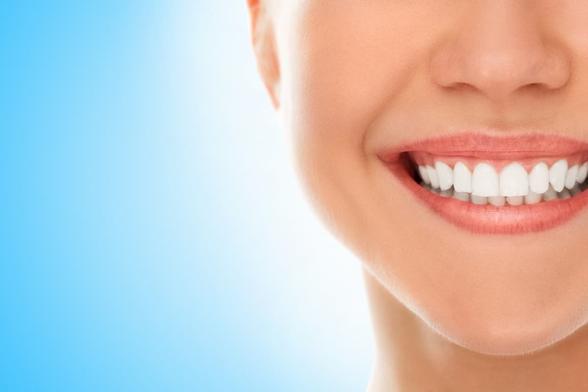 4 coisas que podem prejudicar o esmalte dentário. Foto: Oral foto criado por Racool_studio - br.freepik.com.