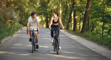 Benefícios do ciclismo para emagrecer: Melhore sua saúde enquanto perde peso. Imagem de prostooleh no Freepik.