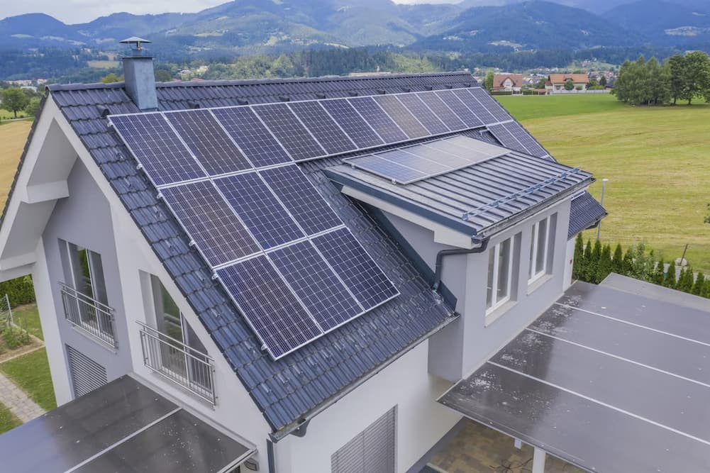 Energia Solar: A Solução para uma Casa Sustentável e Econômica. Imagem de wirestock no Freepik.