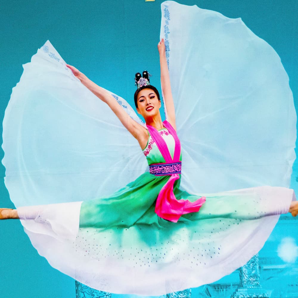 “Shen Yun Performing Arts Dancer” por Mark Morgan está licenciado sob CC BY 2.0.