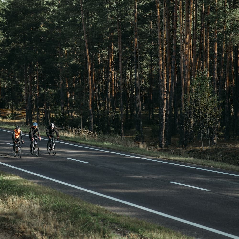 Imagem meramente ilustrativa de ciclistas na estrada. Foto de Pavel Danilyuk.