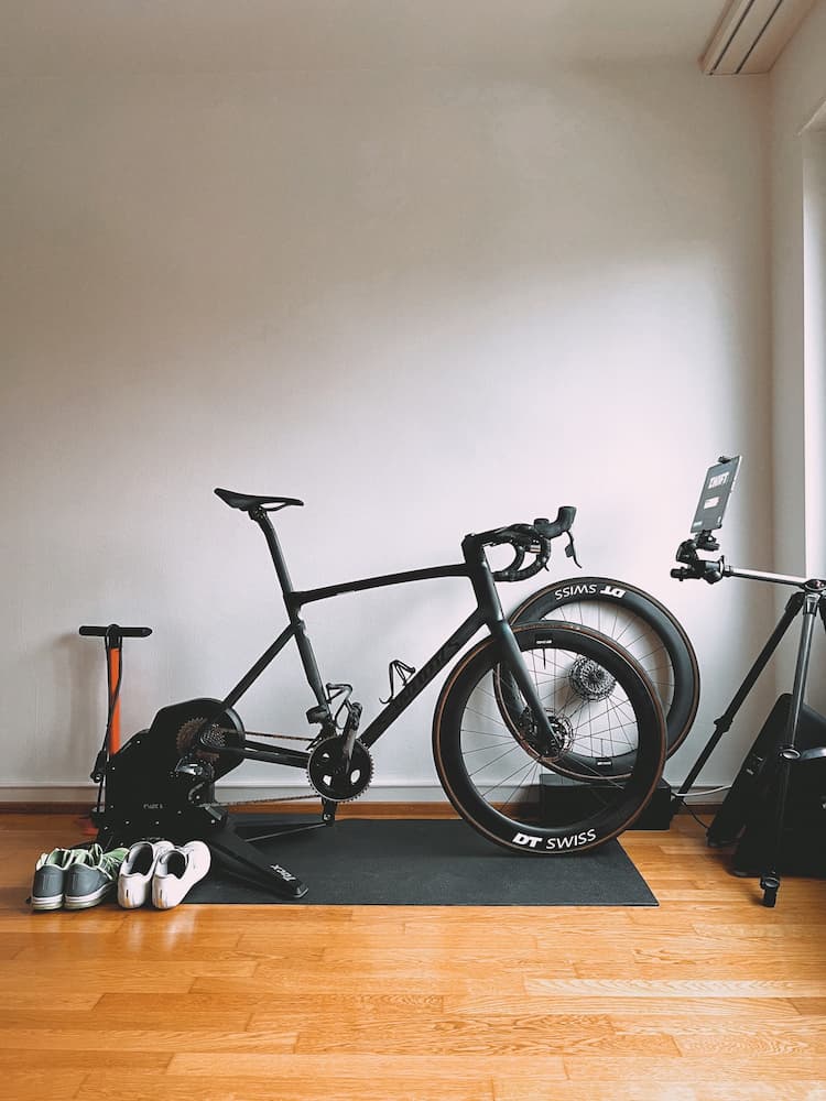 Ciclismo indoor: Benefícios do treinamento em rolo e dicas para torná-lo mais interessante. Foto de Flo Dahm.