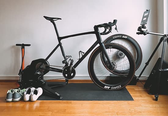 Ciclismo indoor: Benefícios do treinamento em rolo e dicas para torná-lo mais interessante, destaque. Foto de Flo Dahm.