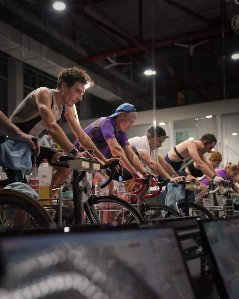 Ciclismo indoor: Benefícios do treinamento em rolo e dicas para torná-lo mais interessante. Foto de Dmitry Limonov.