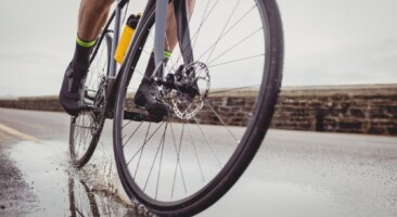 Ciclismo no Tempo Frio e Chuvoso: Dicas e Desafios para Pedalar com Conforto e Segurança